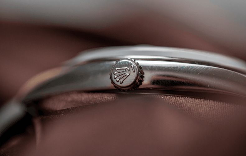 Controllo della corona dell'orologio: La piccola manopola dell'orologio