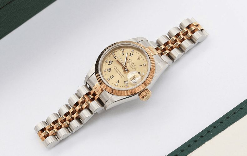 Orologio di lusso vs. anello di fidanzamento: Un regalo unico