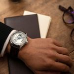 Hamilton Jazzmaster Open Heart H32705521 (2026) - Zilver wijzerplaat 42mm Staal (2/5)