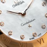 Omega Constellation Quartz 131.50.28.60.55.001 (2025) - Pearl dial 28 mm Rose Gold case (3/7)