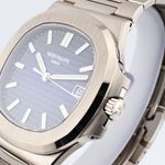 Patek Philippe Nautilus 5811/1G-001 (2022) - Blue dial 41 mm White Gold case (3/8)