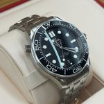 Omega Seamaster Diver 300 M 210.30.42.20.01.001 (2023) - Zwart wijzerplaat 42mm Staal (2/8)