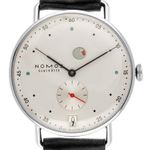 NOMOS Metro Datum Gangreserve 1101 (2025) - Zilver wijzerplaat 37mm Staal (1/7)