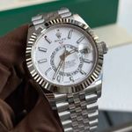 Rolex Sky-Dweller 336934 (2024) - White dial 42 mm Gold/Steel case (1/4)