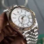 Rolex Sky-Dweller 336934 (2024) - White dial 42 mm Gold/Steel case (2/4)