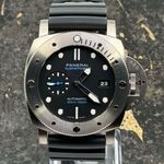Panerai Submersible PAM01596 (2026) - Black dial 44 mm Steel case (2/8)