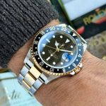 Rolex GMT-Master II 16713 (1999) - Zwart wijzerplaat 40mm Goud/Staal (2/8)