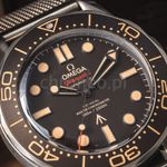 Omega Seamaster Diver 300 M 210.90.42.20.01.001 (2025) - Bruin wijzerplaat 42mm Titanium (2/8)
