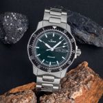 Sinn 104 104.0131 (Onbekend (willekeurig serienummer)) - Groen wijzerplaat 41mm Staal (1/8)