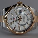 Rolex Sky-Dweller 326933 (2023) - 42mm Goud/Staal (2/8)