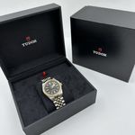 Tudor Black Bay S&G 79673-0005 (2024) - Zwart wijzerplaat 39mm Goud/Staal (3/8)