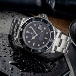 Rolex Submariner Date 16610 (1997) - Zwart wijzerplaat 40mm Staal (2/8)