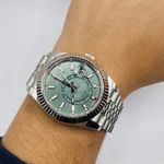 Rolex Sky-Dweller 336934 (2024) - Green dial 42 mm Gold/Steel case (3/5)