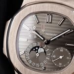 Patek Philippe Nautilus 5712G (2008) - Grey dial 40 mm White Gold case (1/8)