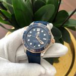 Omega Seamaster Diver 300 M 210.22.42.20.03.002 (2024) - Blauw wijzerplaat 42mm Goud/Staal (2/5)