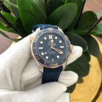 Omega Seamaster Diver 300 M 210.22.42.20.03.002 (2024) - Blauw wijzerplaat 42mm Goud/Staal (3/5)