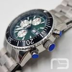 Revue Thommen Diver's Day-Date Chronograph 17030.6121 (2024) - Groen wijzerplaat 45mm Staal (3/8)