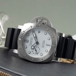 Panerai Luminor Submersible PAM01223 (2022) - White dial 42 mm Steel case (2/8)