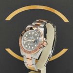 Rolex GMT-Master II 126711CHNR (2022) - Black dial 40 mm Gold/Steel case (2/7)