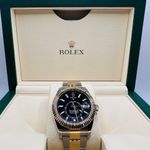 Rolex Sky-Dweller 336933 (2020) - Zwart wijzerplaat 42mm Goud/Staal (2/5)
