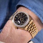 Rolex Day-Date 36 18048 (1981) - Black dial 36 mm Yellow Gold case (1/8)