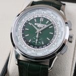 Patek Philippe World Time Chronograph 5930P-001 (2022) - Green dial 40 mm Platinum case (3/8)