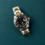 Rolex Submariner Date 16803 (1985) - Black dial 40 mm Gold/Steel case (2/5)