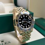 Rolex GMT-Master II 126718GRNR (2024) - Black dial 40 mm Yellow Gold case (5/6)