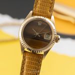 Rolex Lady-Datejust 6917 (1975) - Bruin wijzerplaat 26mm Geelgoud (1/8)