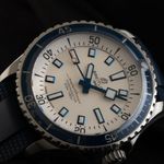 Breitling Superocean 42 A17375E71G1S1 (2025) - White dial 42 mm Steel case (3/7)