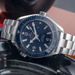 Omega Seamaster Planet Ocean 232.90.38.20.03.001 (2019) - Blue dial 38 mm Titanium case (2/8)