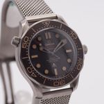 Omega Seamaster Diver 300 M 210.90.42.20.01.001 (2025) - Brown dial 42 mm Titanium case (4/8)
