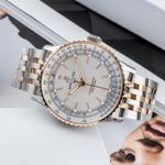 Breitling Navitimer U17329F41G1P1 (2024) - Zilver wijzerplaat 41mm (2/8)