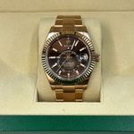 Rolex Sky-Dweller 336935 (2024) - Bruin wijzerplaat 42mm Roségoud (5/8)