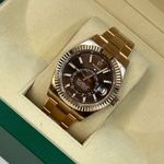 Rolex Sky-Dweller 336935 (2024) - Bruin wijzerplaat 42mm Roségoud (8/8)