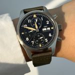 IWC Pilot Spitfire Chronograph IW387901 (2024) - Zwart wijzerplaat 41mm Staal (2/8)