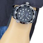 Omega Seamaster Diver 300 M 210.92.44.20.01.001 (2024) - Black dial 44 mm Ceramic case (3/8)