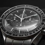 Omega Speedmaster Professional Moonwatch 311.30.42.30.01.005 (2017) - Black dial 42 mm Steel case (2/6)