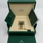 Rolex Sky-Dweller 336938 (2026) - Green dial 42 mm Yellow Gold case (3/8)