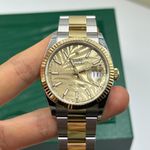 Rolex Datejust 126233 (2024) - Gold dial 36 mm Gold/Steel case (10/10)