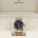 Rolex Sky-Dweller 326933 (Onbekend (willekeurig serienummer)) - 42mm Goud/Staal (2/8)