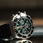 Breitling Chronomat UB0136251L1S1 (2026) - Green dial 44 mm Gold/Steel case (1/2)