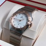 Omega Constellation Quartz 131.20.28.60.52.001 (2024) - Silver dial 28 mm Gold/Steel case (4/6)