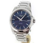 Longines Conquest L37204926 (2025) - Blue dial 38 mm Steel case (2/7)