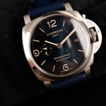 Panerai Luminor 1950 3 Days GMT Automatic PAM01033 (2024) - Blauw wijzerplaat 44mm Staal (1/8)