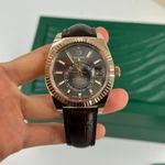Rolex Sky-Dweller 326135 GREY INDEX (2024) - Grey dial 42 mm Rose Gold case (2/8)