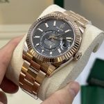 Rolex Sky-Dweller 326935 (Onbekend (willekeurig serienummer)) - Grijs wijzerplaat 42mm Roségoud (8/8)