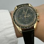 Omega Speedmaster Professional Moonwatch 310.63.42.50.10.001 (2024) - Green dial 42 mm Yellow Gold case (1/6)