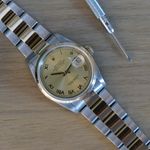 Rolex Datejust 36 16203 (2002) - Champagne wijzerplaat 36mm Goud/Staal (2/8)