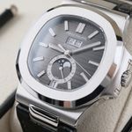 Patek Philippe Nautilus 5726A-001 (2021) - Black dial 41 mm Steel case (5/8)